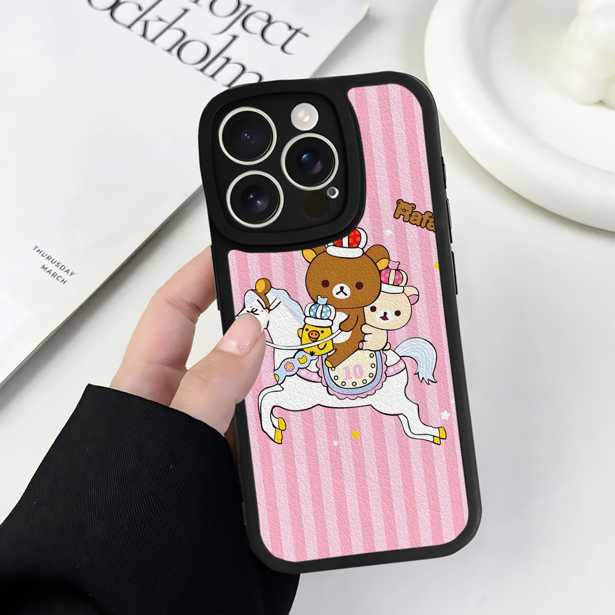（画像用） リラックマ リラックマ キイロイトリ Rilakkuma Korilakkuma Kiiroitori 【iPhone 16シリーズ対応】シリコンスマホケース（レザー調） 材質：シリコン